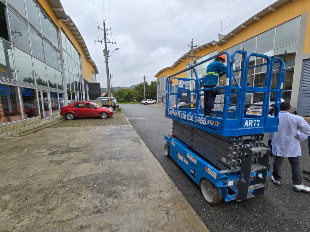 Alquiler de elevadores de tijera para trabajos en altura en Rionegro y Oriente Antioqueño