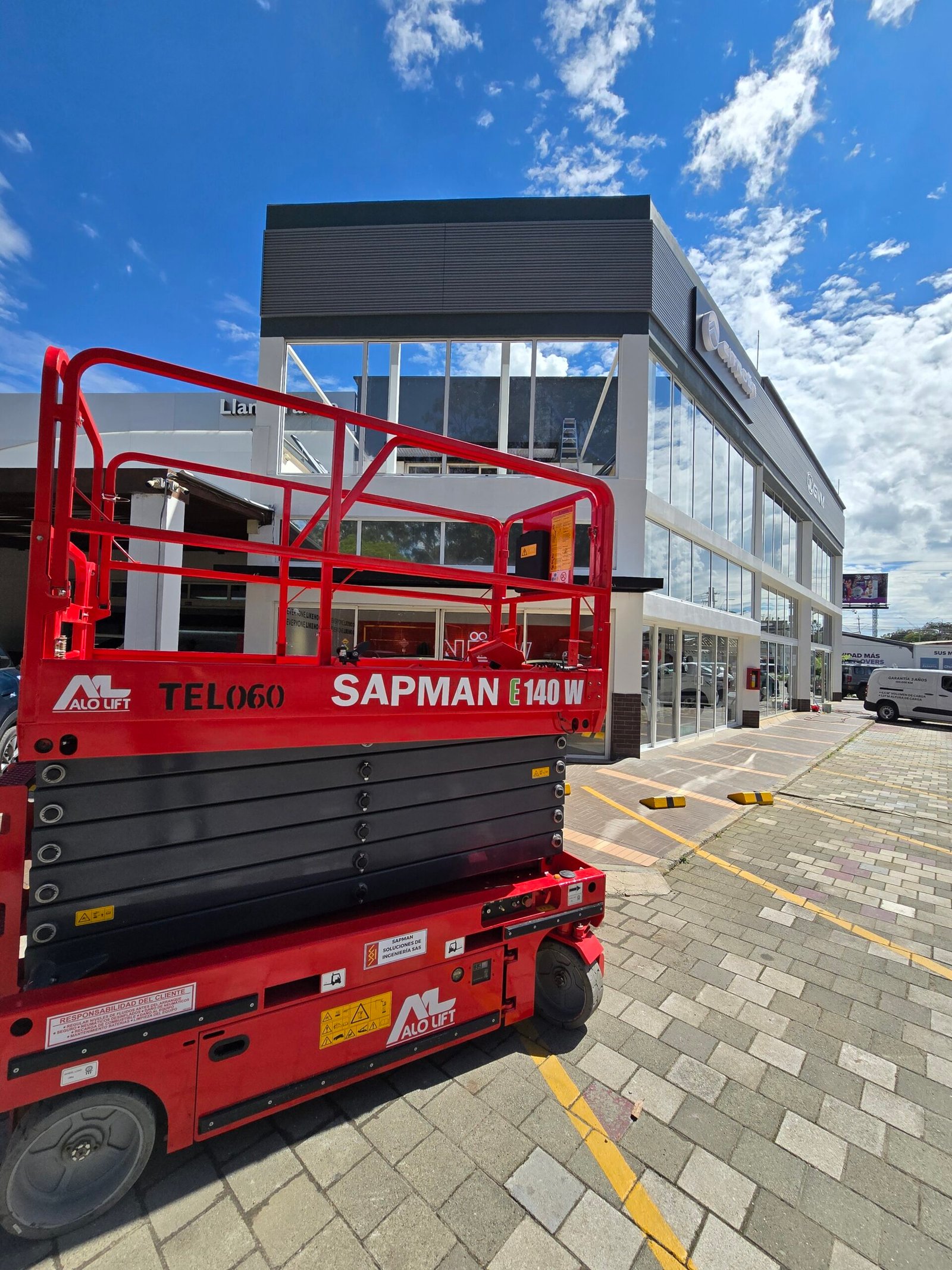 Alquiler de elevadores de tijera para trabajos en altura en Rionegro y Oriente Antioqueño