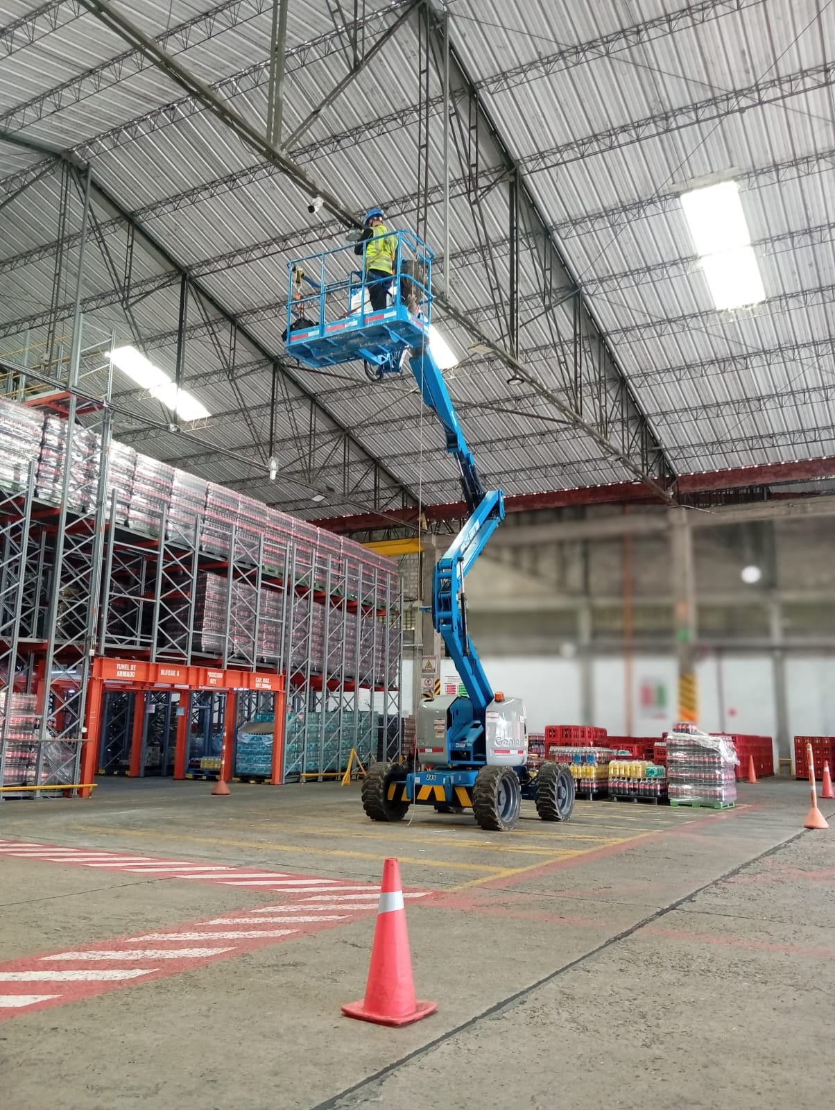 Alquiler de plataformas elevadoras tipo manlift en Rionegro y Oriente Antioqueño